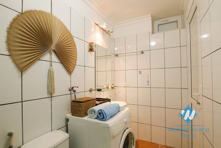 Modern, lake-view apartment for rent in Xuan Dieu street